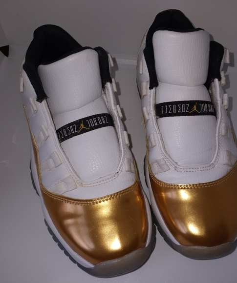 Metallic gold and white air jordan 11 - Picture 15 of 15